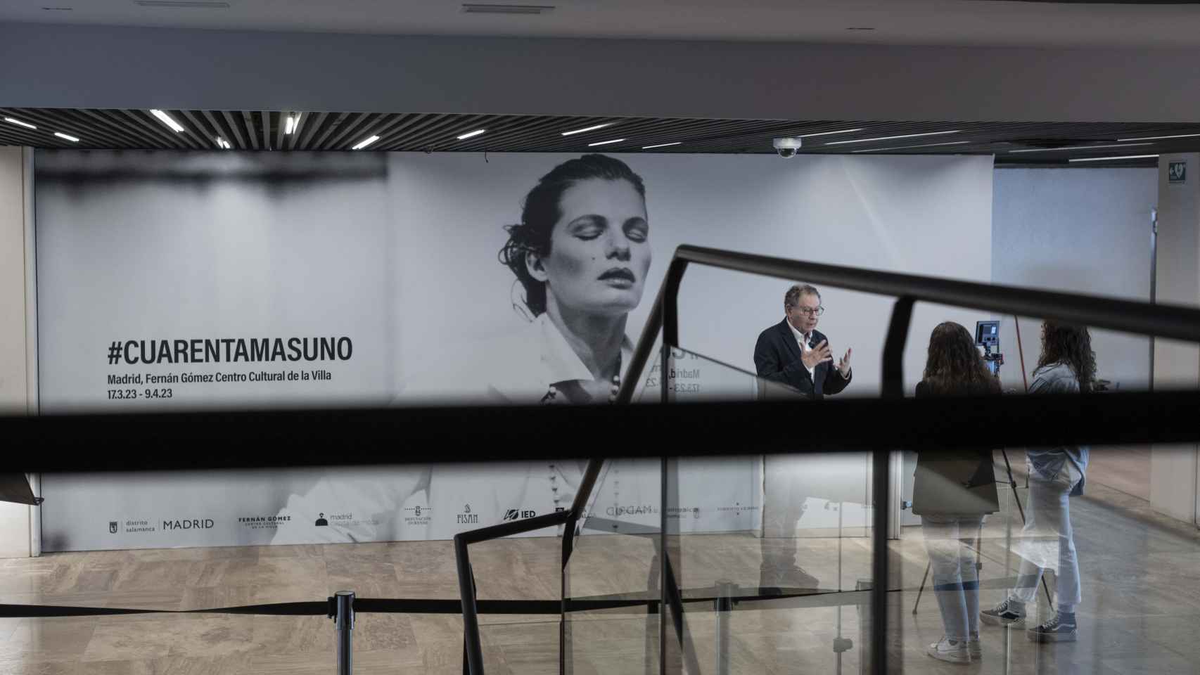 La exposición de Roberto Verino '40+1' se puede visitar hasta el día 10 de abril en el Fernán Gómez, Centro Cultural de la Villa.