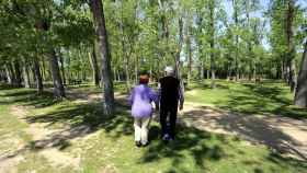 Una pareja de personas mayores paseando por Valladolid