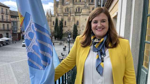 Clara Martín posa en el balcón del Ayuntamiento de Segovia