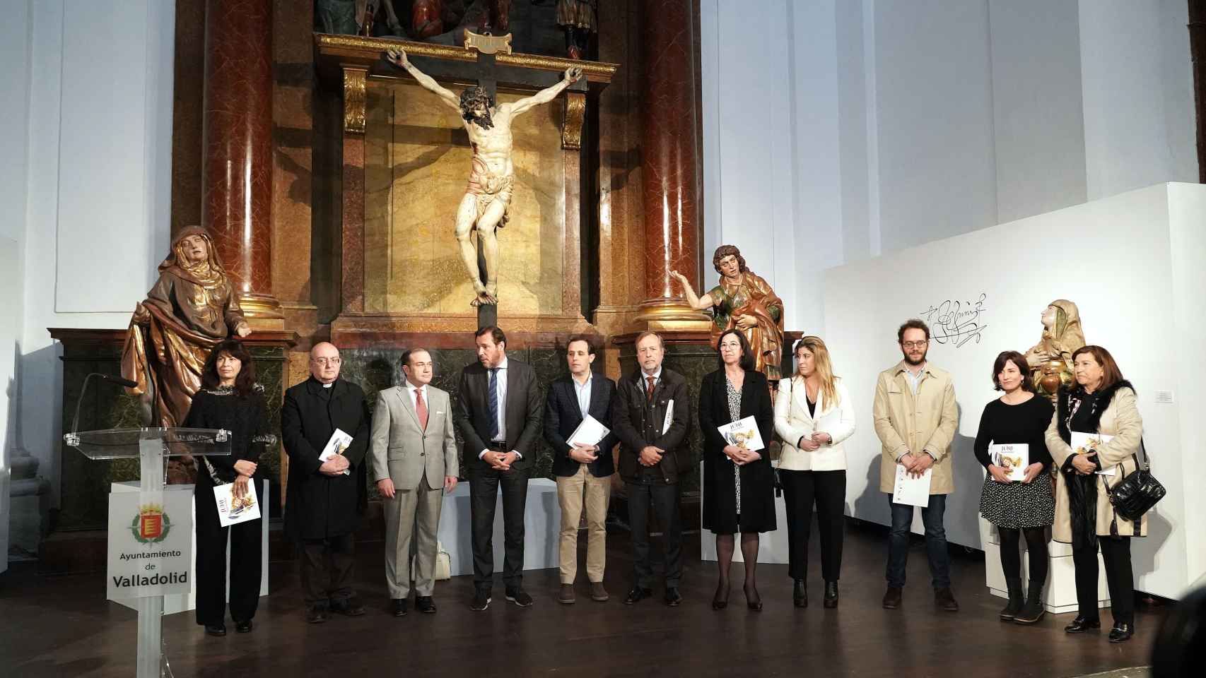El alcalde de Valladolid, Óscar Puente, y el presidente de la Diputación, Conrado Íscar, inauguran la exposición 'Juni Imaginario', organizada por la Junta de Cofradías de Semana Santa