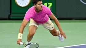 Carlos Alcaraz devuelve un potente saque de Felix Auger-Aliassime en Indian Wells