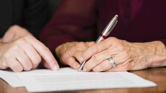 Imagen de archivo de una persona firmando un testamento.
