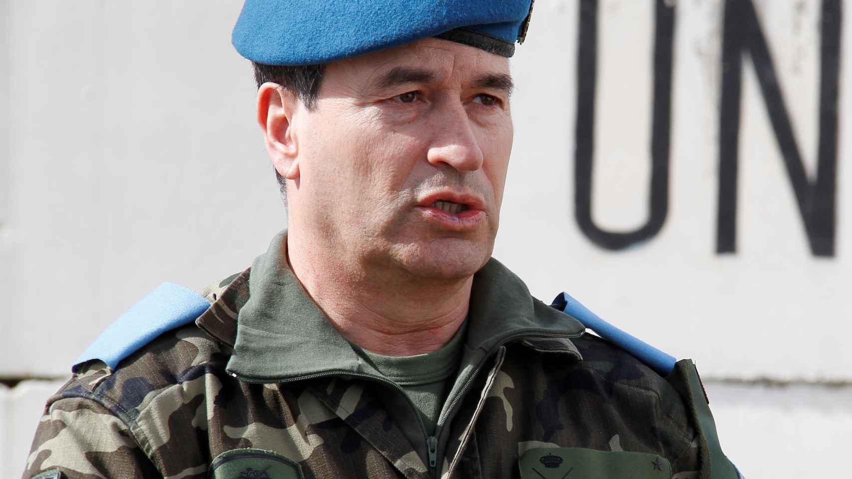 El general Domingo Guerra, con los cascos azules de la OTAN.