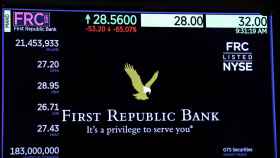 Logo de First Republic Bank en una pantalla de la Bolsa de Nueva York.