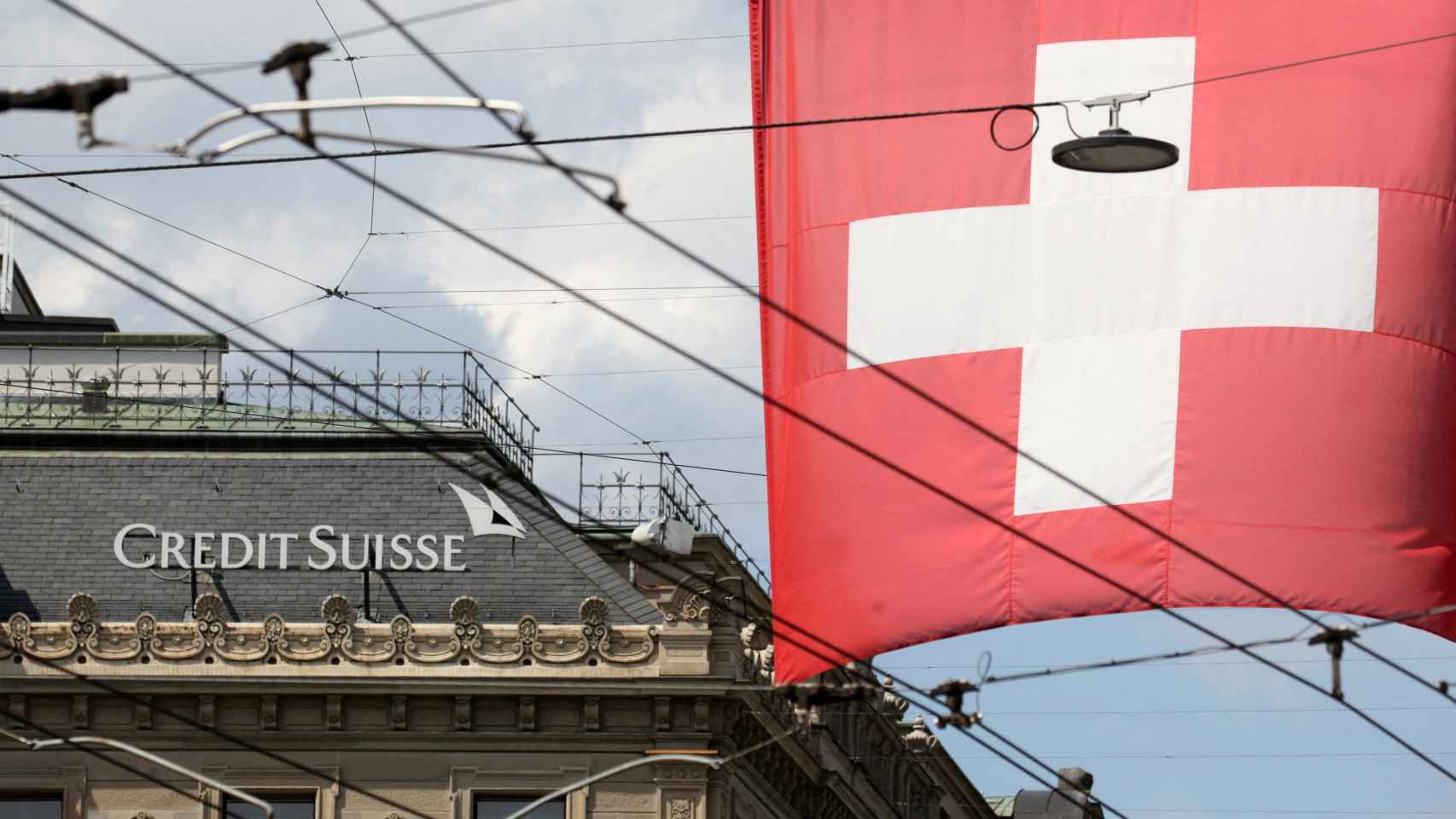 Una bandera de Suiza junto a la sede de Credit Suisse en Zúrich.