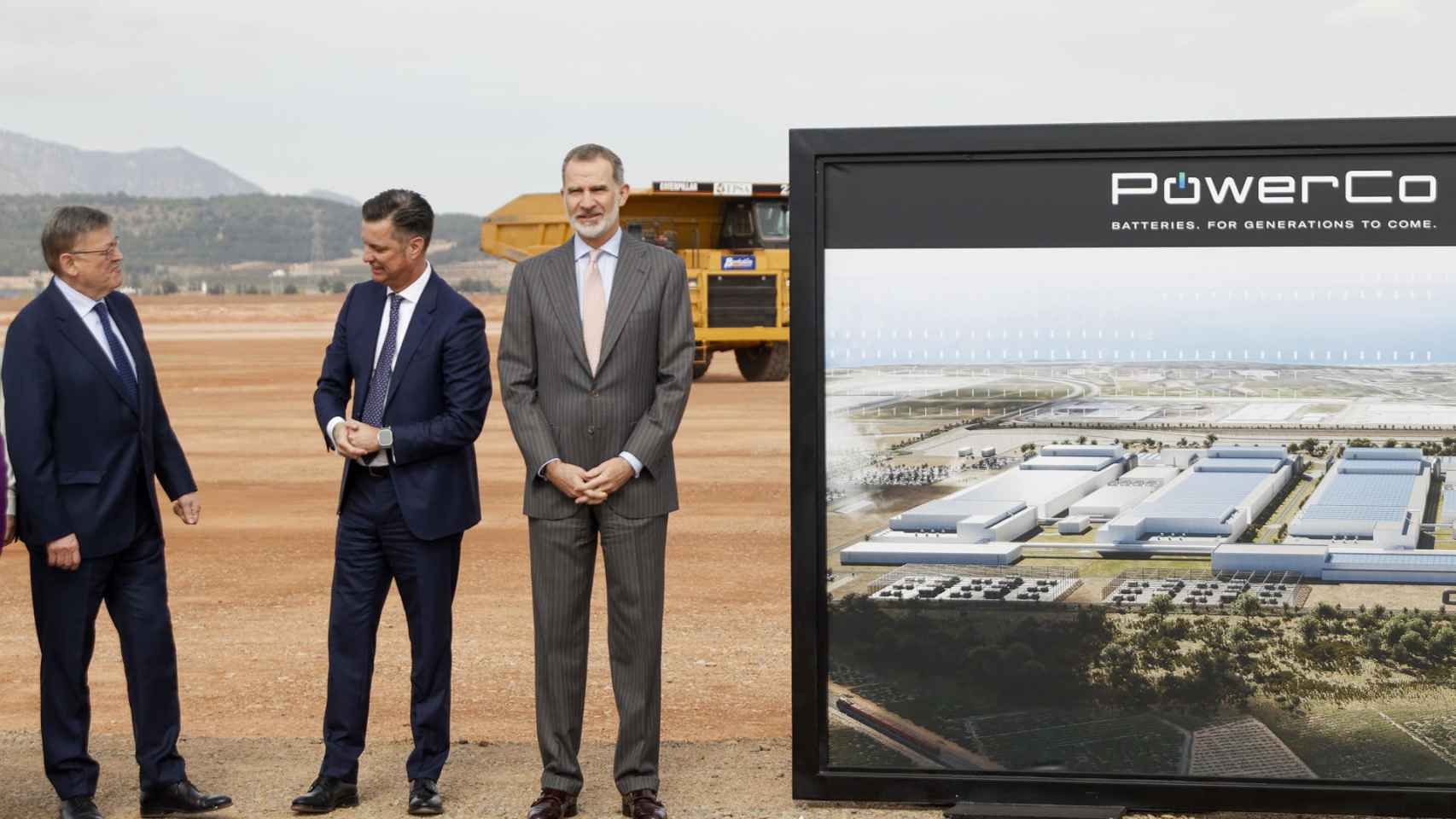 Felipe Vl, junto a Ximo Puig yThomas Schmall, en el gran solar donde Volkswagen levantará su gigafactoría.