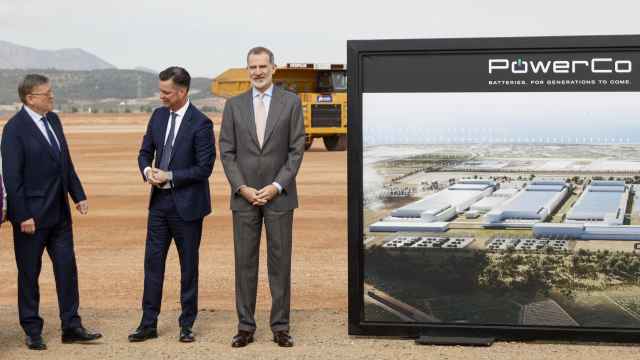 Felipe Vl, junto a Ximo Puig yThomas Schmall, en el gran solar donde Volkswagen levantará su gigafactoría.