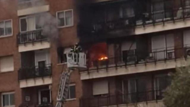 Imagen del incendio en un edificio cerca de la plaza de toros de Las Ventas.