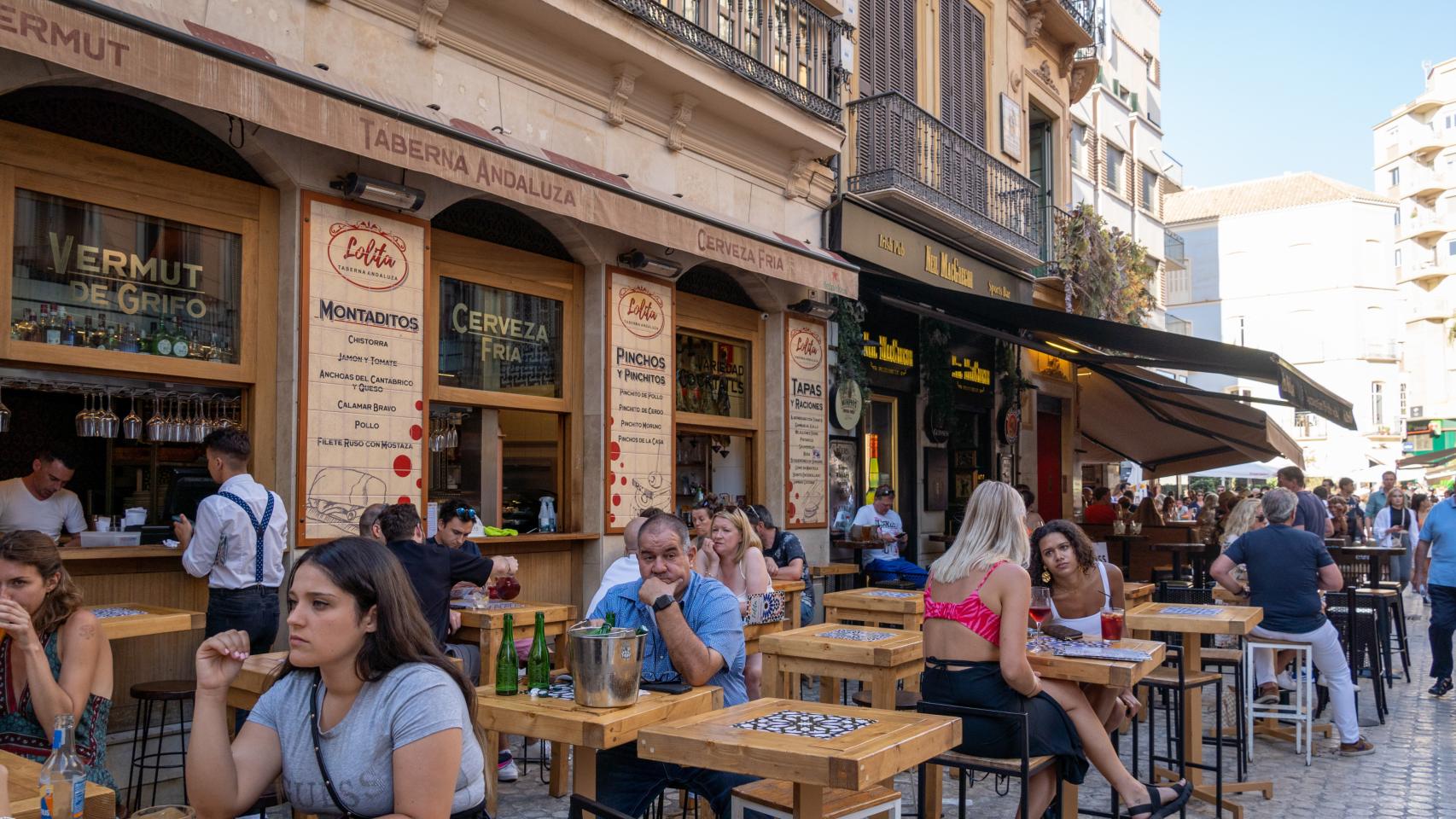 Estos son los 19 días en los que los bares del Centro de Málaga podrán  cerrar sus terrazas más tarde