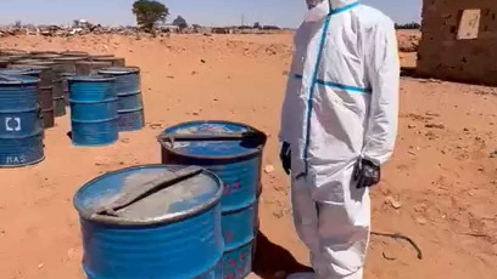 El video muestra a un oficial inspeccionando bidones que supuestamente contienen mineral de uranio
