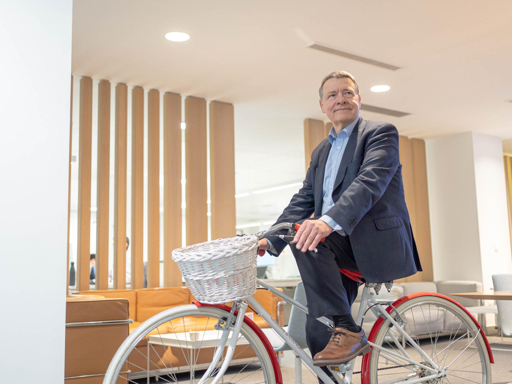 Jordi Sevilla fue ministro de Administraciones Públicas con Zapatero. Hoy, en este instante, cuando se toma la foto, es ciclista.