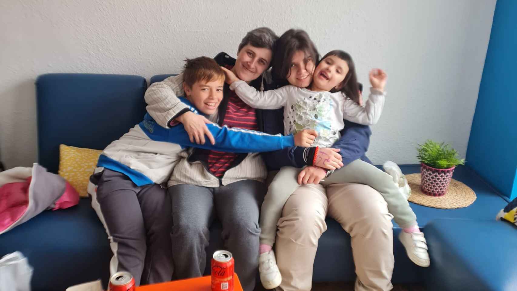 María con sus hijos Andrés, Cristian y Claudia, en el centro de menores.