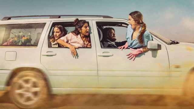 Crítica: 'Sin huellas', Camila Sodi y Carolina Yuste le sacan brillo a un paella-western desternillante
