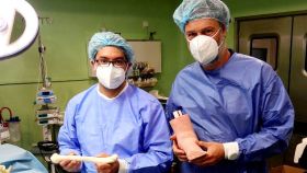 Pedro Enrique Martínez González, técnico universitario en Anatomía, y José Antonio Acosta Martínez, doctor en Ciencias de la Salud, mostrando un par de biomodelos que producen en su startup Arthromodel.
