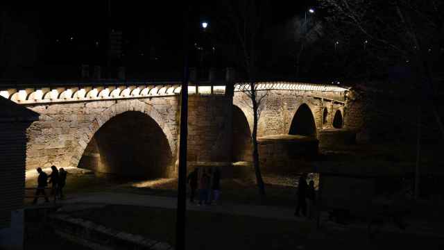 El Puente Árabe de Guadalajara con su nueva iluminación ornamental.