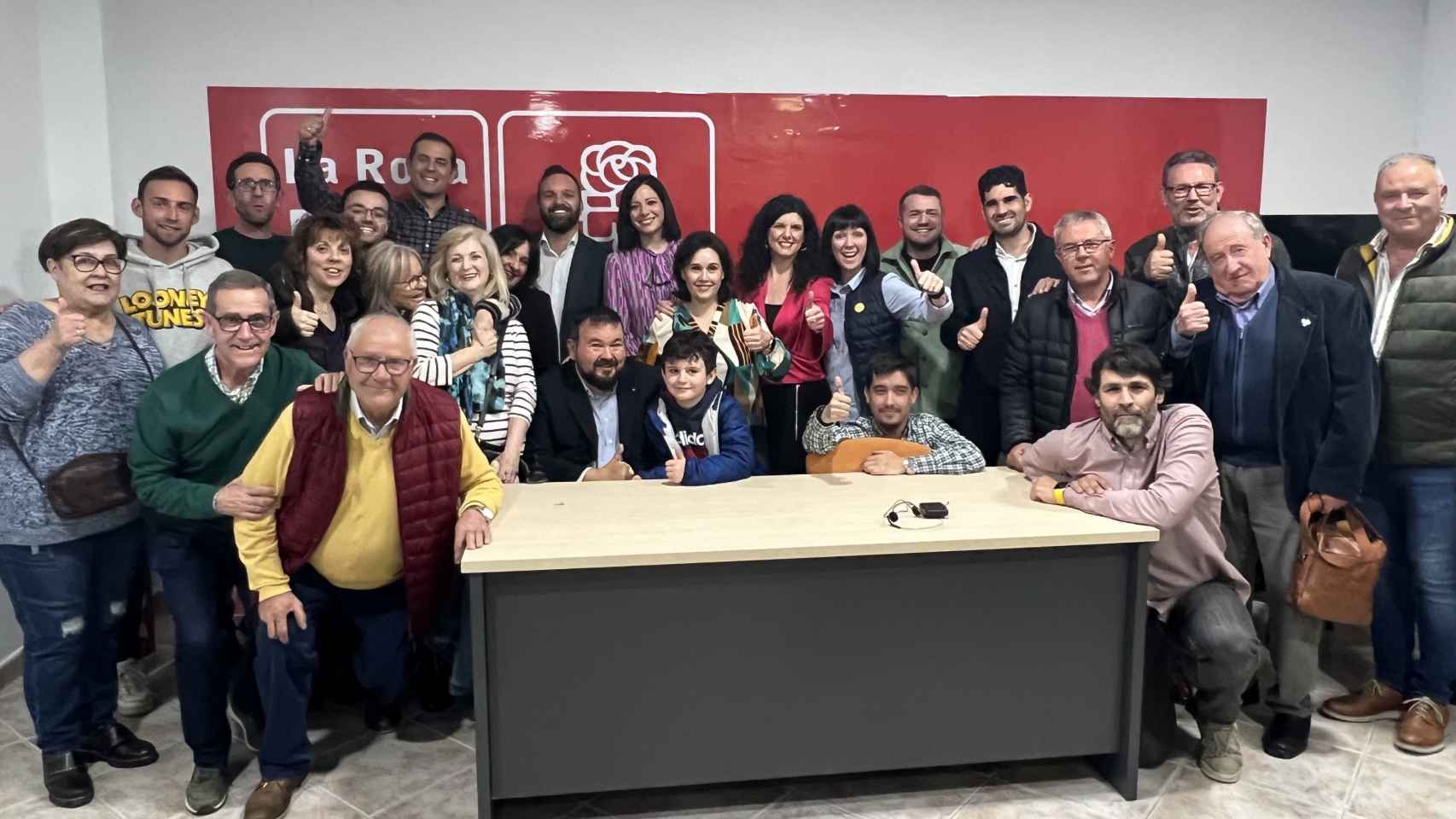 Amores, en el centro junto a un niño, en la Casa del Pueblo del PSOE de La Roda.