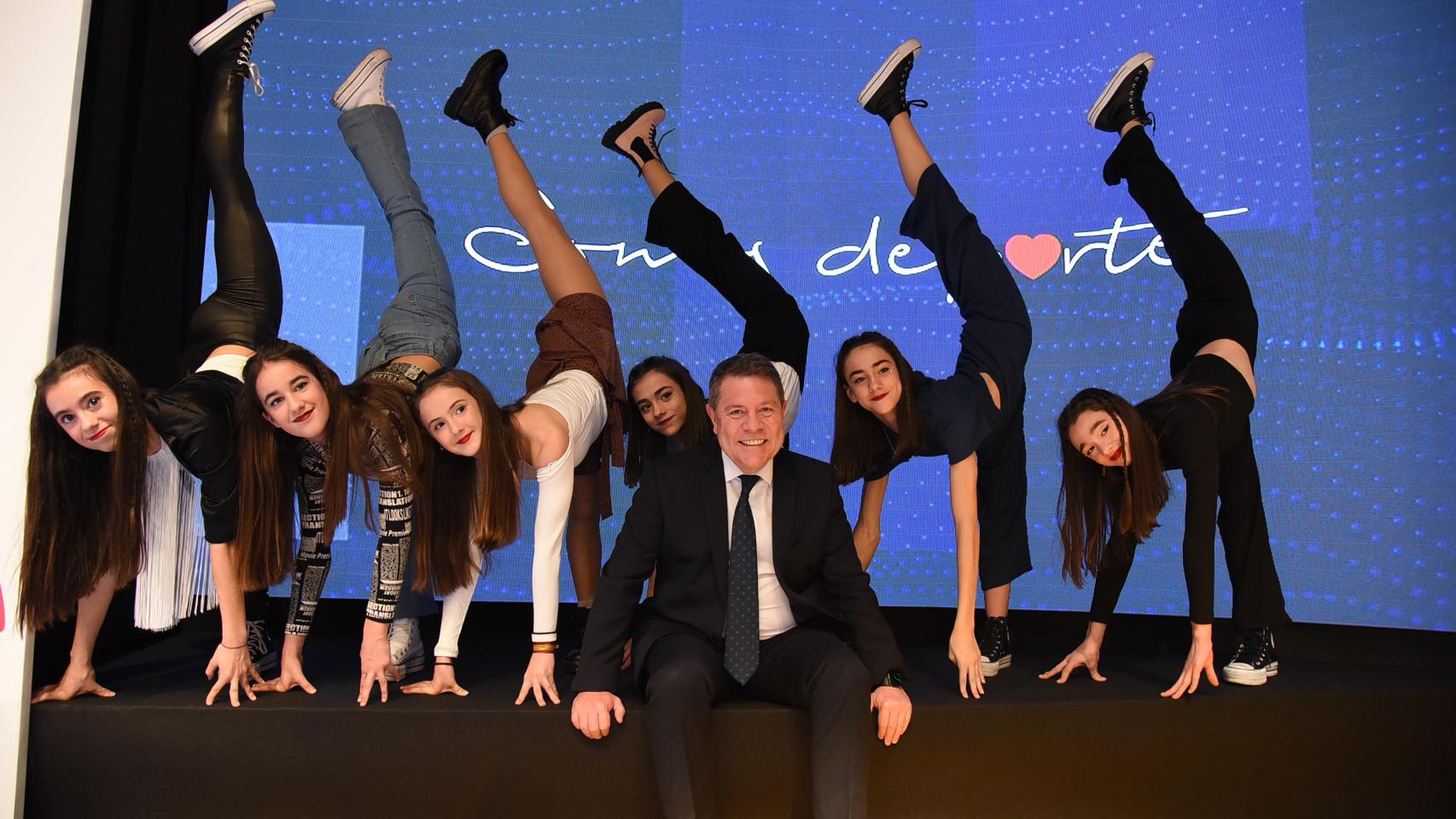 Un grupo de niñas gimnastas junto a Emiliano García-Page.