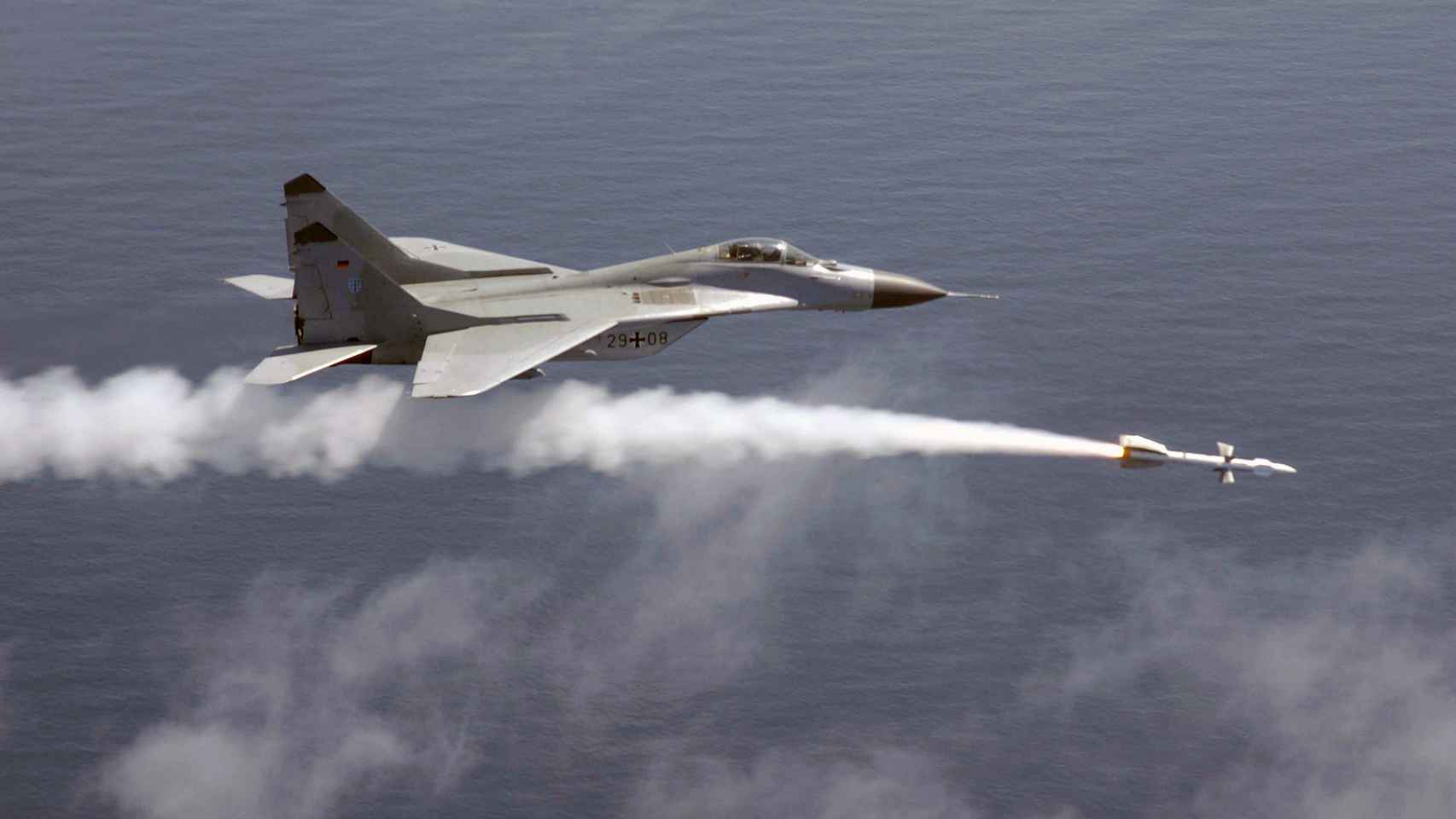 MiG-29 alemán lanzando un misil