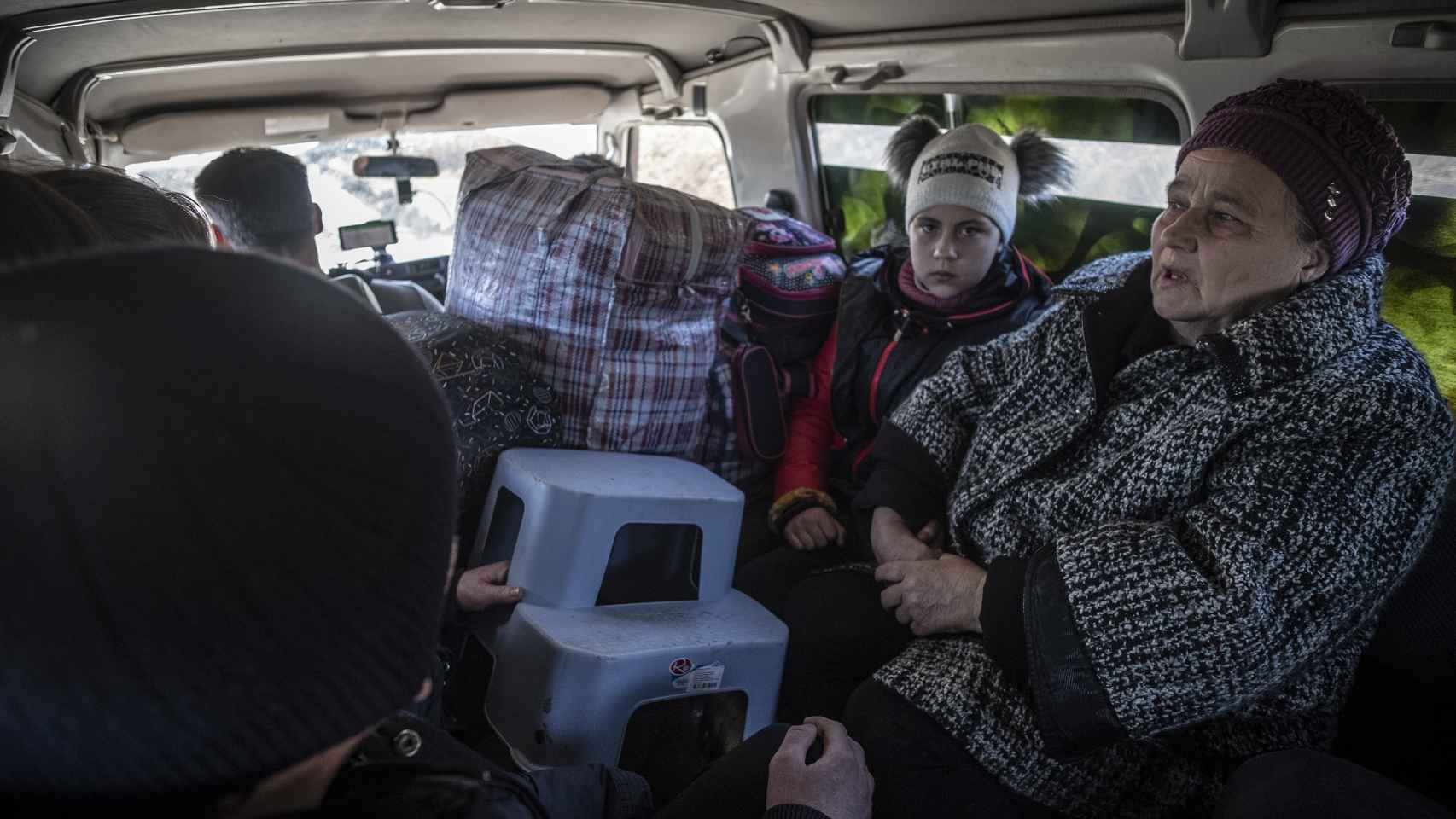 Valentina y su nieta Annia alejándose de su hogar, camino del oeste de Ucrania.
