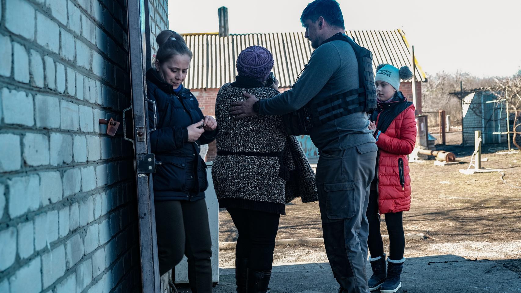 Michael trata de consolar a la abuela Valentina cuando se disponen a dejar su casa para ir al oeste de Ucrania, a una ciudad más segura