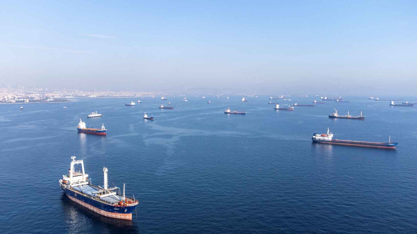 Embarcaciones comerciales, incluidas las que forman parte del acuerdo de granos del Mar Negro , esperan para pasar el estrecho del Bósforo frente a las costas de Yenikapi en Estambul.