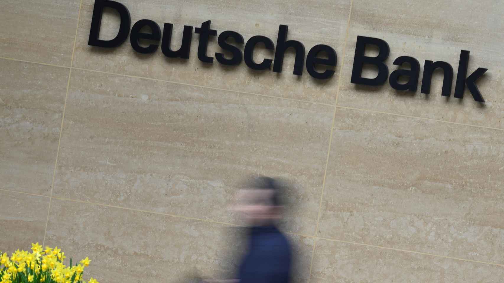Un ejecutivo de Deutsche Bank a las puertas de su sede en Londres.