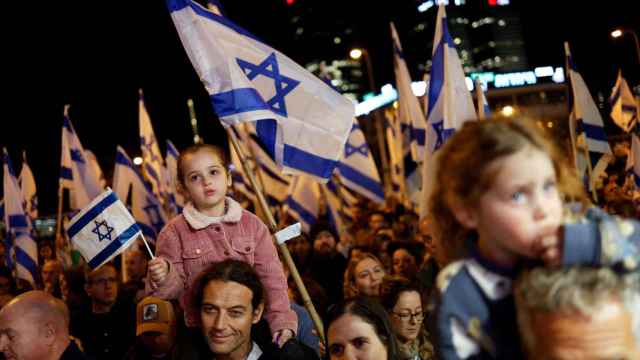 Manifestantes israelíes portan banderas del país durante las protestas contra la reforma judicial del primer ministro Benjamin Netanyahu, el pasado 18 de febrero en Tel Aviv.