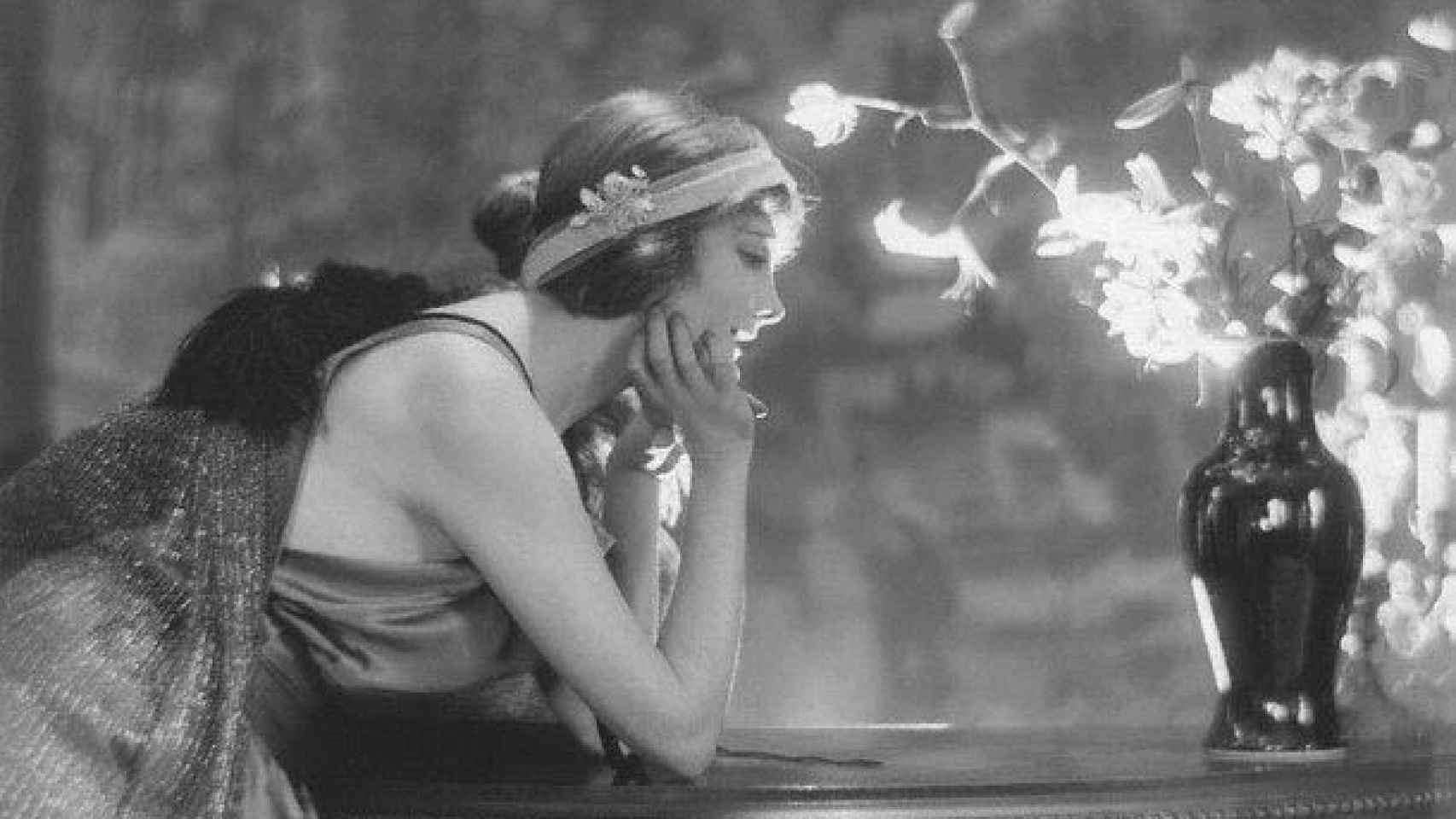 La actriz Jeanne Eagels, fotografiada por Adolph de Meyer, en 1921, con un modelo de Chéruit.