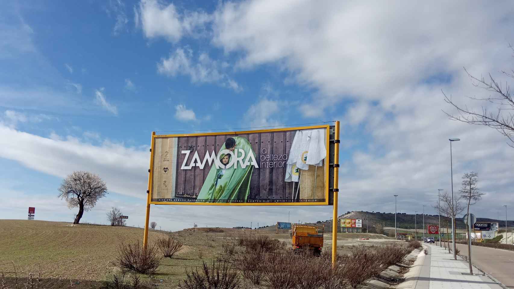 Imagen de una de las vallas publicitarias de la Semana Santa de Zamora a la entrada del Río Shopping de Valladolid.