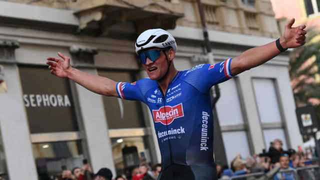 Van der Poel celebra su victoria en la Milán-Sanremo.