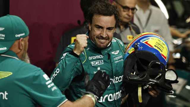 Fernando Alonso celebra su segundo puesto en la clasificación de Arabia Saudí.