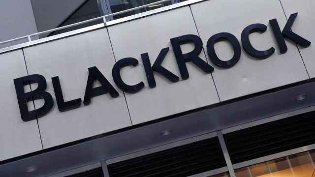 Logo de BlackRock en la sede de la entidad financiera en Nueva York (EEUU).