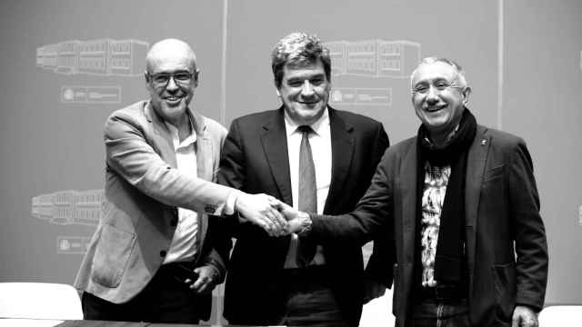 (I-D) El secretario general de Comisiones Obreras (CCOO), Unai Sordo; el ministro de Inclusión, Seguridad Social y Migraciones, José Luis Escrivá, y el secretario general de UGT, Pepe Álvarez, en la firma del acuerdo.