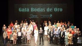 Imagen de los participantes en la celebración de las bodas de oro en Torrox.