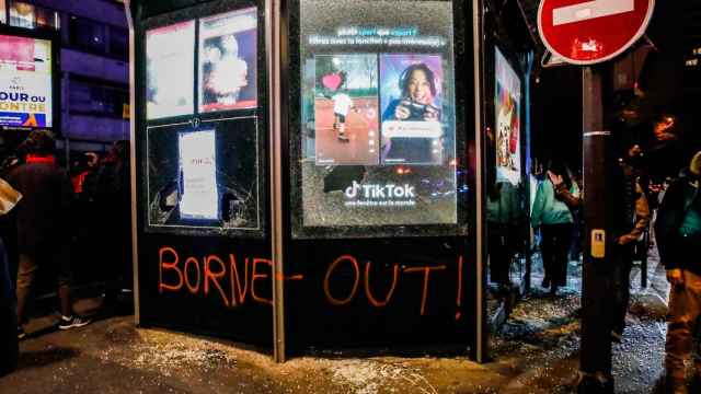 Los manifestantes parisinos han causado destrozos en el mobiliario urbano