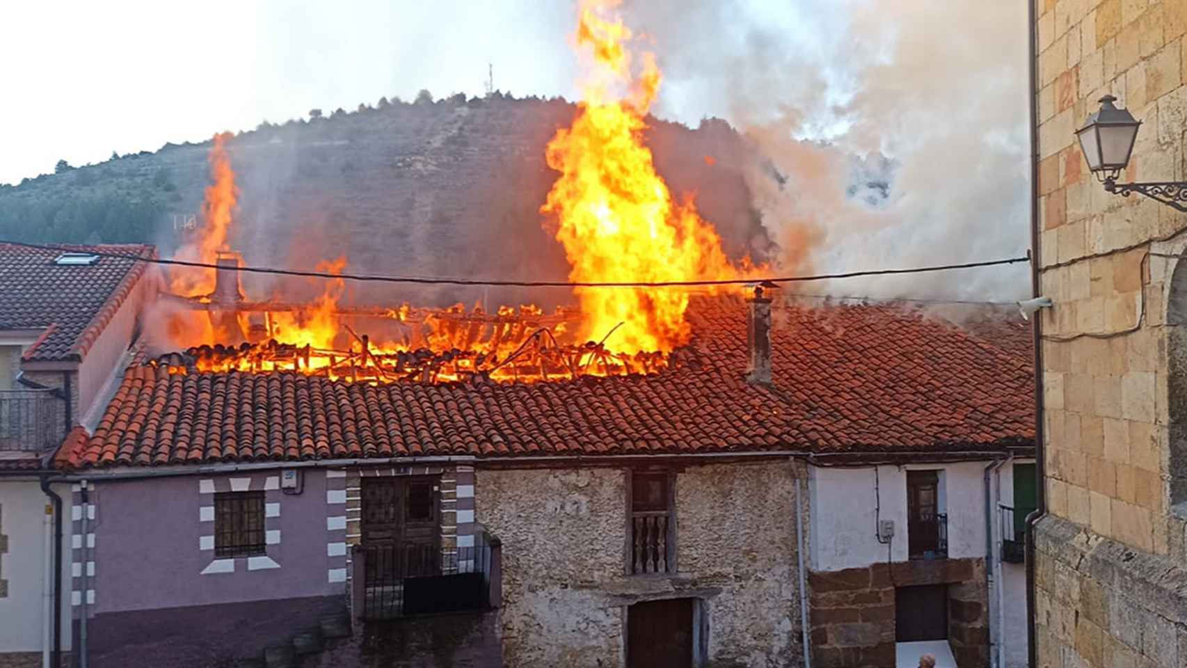 Incendio en Cabrejas del Pinar que ha afectado a varias viviendas