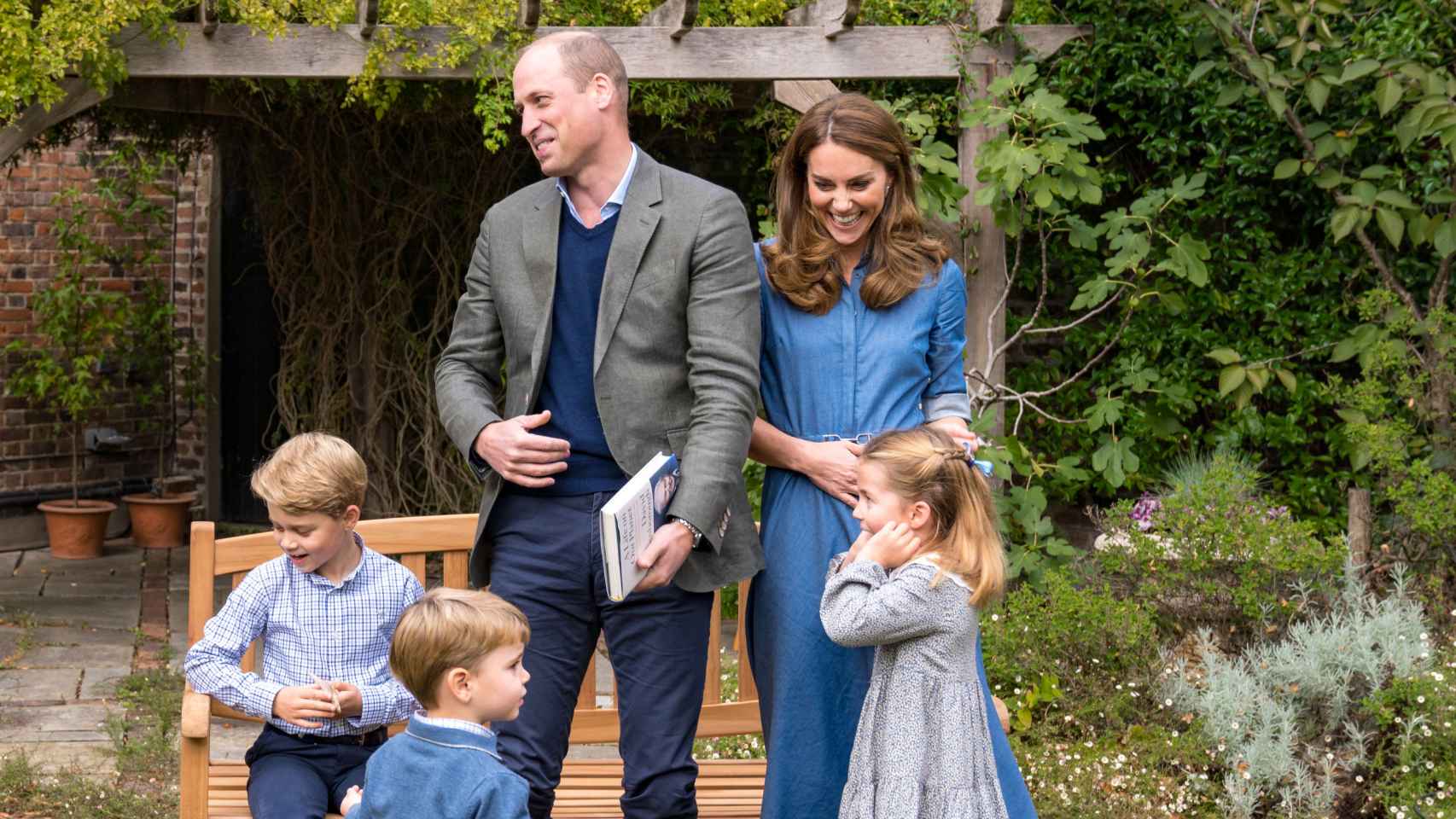 Los príncipes de Gales junto a sus tres hijos, en Londres en 2020.