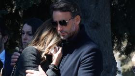 Lara Dibildos, arropada por su expareja y padre de su hijo menor, Álvaro Muñoz Escassi, este domingo 19 de marzo en el cementerio de La Almudena.