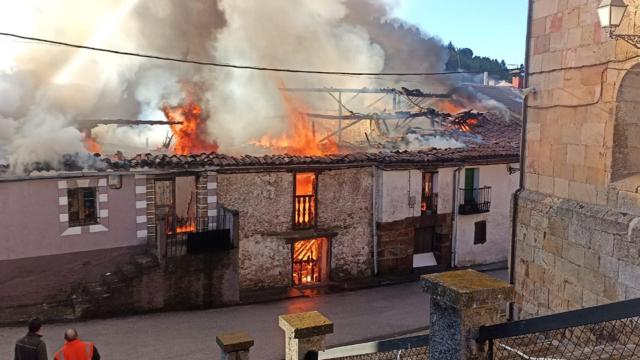 Incendio en Cabrejas del Pinar que ha afectado a varias viviendas