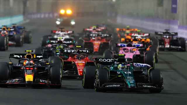 Fernando Alonso adelanta a 'Checo' Pérez en la salida del Gran Premio de Arabia Saudí