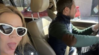 Imágenes del día: Amelia Bono disfruta de su ruta en coche con su "novio"