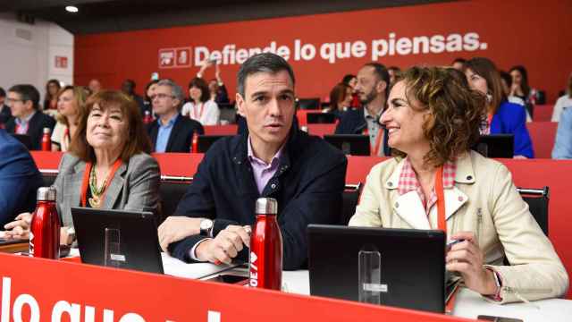 Pedro Sánchez, entre Cristina Narbona y María Jesús Montero, este sábado en el Comité Federal del PSOE.