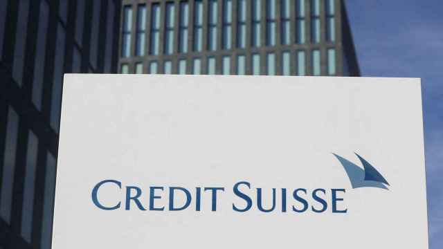 Logo de Credit Suisse delante de unas oficinas del banco en Zurich (Suiza).