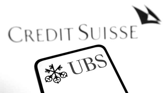 Logo de UBS en la pantalla de un móvil delante del de Credit Suisse.