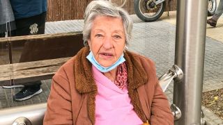 Viaje sin destino: Isabel (86 años) sube cada día a la línea 20 de la EMT para sentirse acompañada