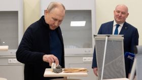El presidente ruso, Vladímir Putin, junto al gobernador de Sebastopol durante su visita a Crimea este sábado.