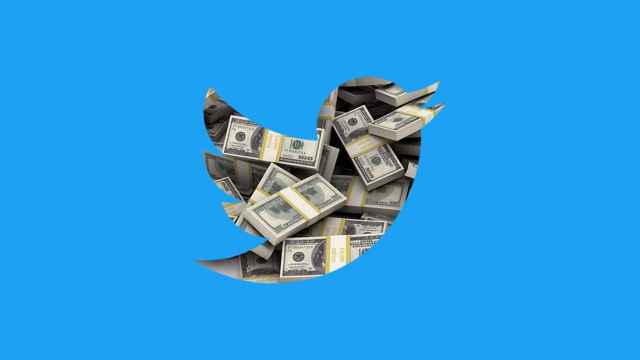 Fotomontaje con el logo de Twitter envuelto en dinero.
