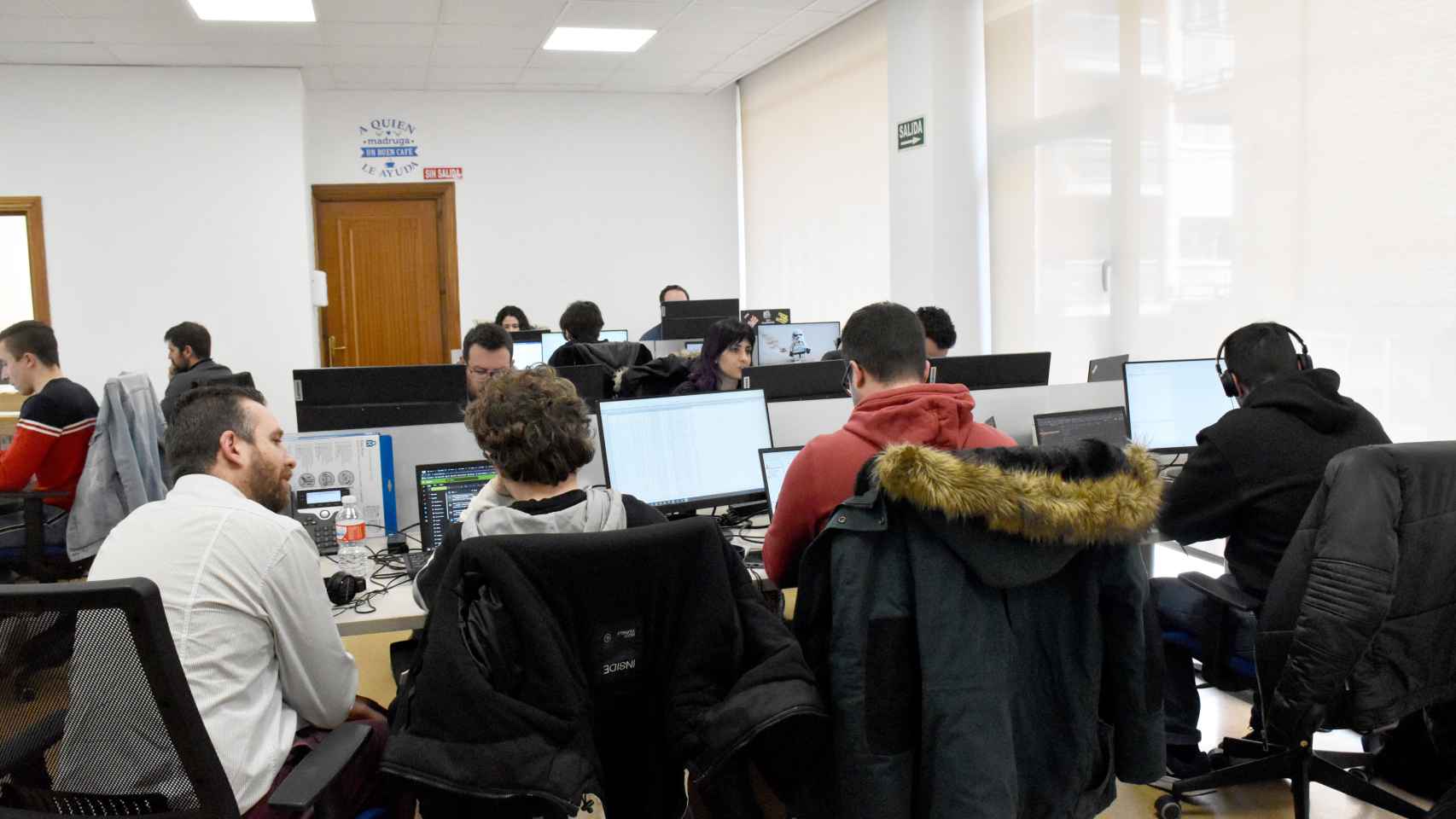 Trabajadores de Serbatic en una de las plantas de las oficinas de Zamora