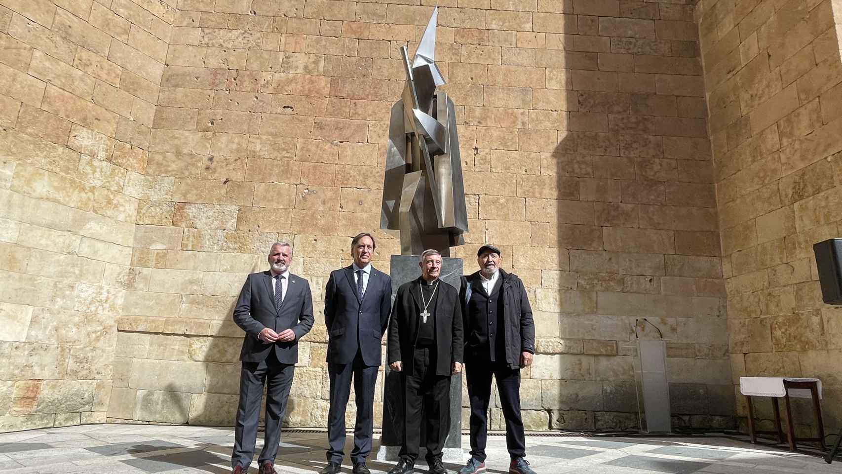 Inauguración de la estatua de la Semana Santa de Salamanca en la plaza de San Benito