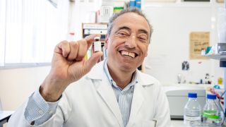 El científico español que puede librar a la humanidad de la infección más mortal del mundo